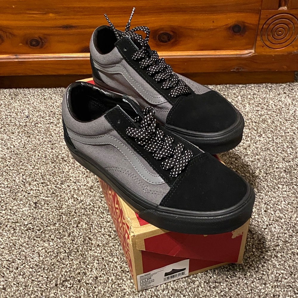 Vans Kid’s Old Skool Black and Gray Low-Top Sneakers Size 5.5